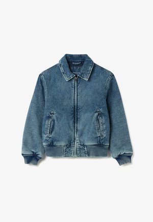 Chaqueta de denim con cierre de cremallera en la parte delantera, lavado azul, puños y bajo acanalados, y dos bolsillos laterales. Presenta un cuello con solapa y una textura suave.