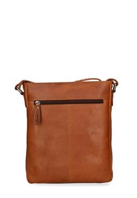 Borsa a tracolla in pelle marrone con forma rettangolare, tracolla regolabile e tasca con zip sul retro. Texture liscia e design minimale.