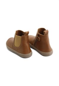 Botas de tobillo de cuero marrón con paneles laterales elásticos, suelas de goma texturizada y cierre con cremallera trasera. Superficie suave con un diseño de punta redonda.