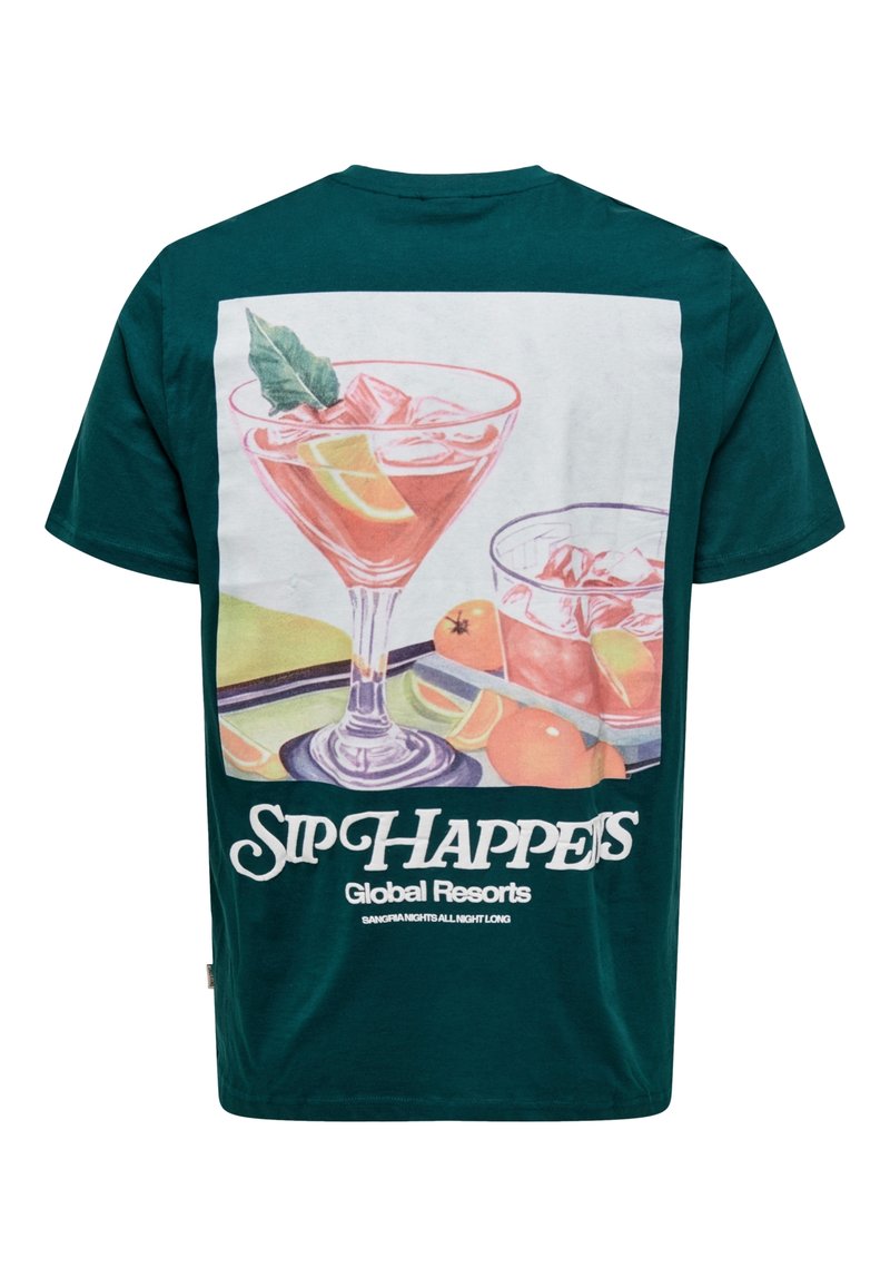 Camiseta de algodón verde con un gran gráfico colorido de cócteles y frutas en la espalda, con texto blanco que dice "Sip Happens."