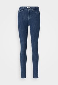 Jeans de mezclilla azul de corte ajustado con una cintura de altura media, que cuentan con pasadores para el cinturón, bolsillos delanteros y traseros, y una sutil textura desgastada.