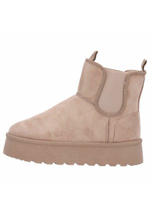 Beige ruskind ankelstøvle med elastiske sidepaneler, trækflipper, tyk platformsål og syningsdetaljer.