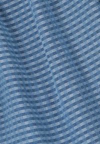 Blau gestreifter Stoff mit abwechselnd hellblauen und dunkelblauen Linien, der eine weiche Textur und ein leichtes, gewebtes Erscheinungsbild zeigt.