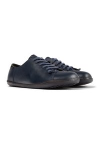 Navy leren sneakers met een ronde neus, tonale veters en subtiele stikseldetails. Zachte textuur en minimalistisch ontwerp.