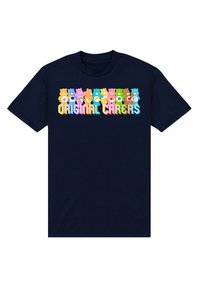 Camiseta de color azul marino con coloridos personajes de osos de dibujos animados sobre el texto "ORIGINAL CARERS" en letras multicolores. Tela suave, mangas cortas.