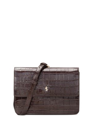 Ciemnobrązowa torebka na ramię ze skóry z wzorem krokodyla, z regulowanym paskiem i małym złotym logo na przedniej klapie.