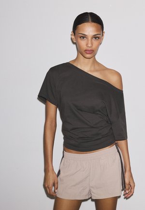 Stradivarius SHORT SLEEVE BOAT NECK T-SHIRT WITH GATHERS 07055550 - T-shirt basic - dark brown