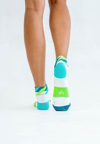 Bunte Socken zeichnen sich durch eine Mischung aus Blau, Grün und Weiß mit gestreiften Mustern aus. Die Bündchen sind knöchellang und verfügen über gepolsterte Sohlen sowie verstärkte Fersen.