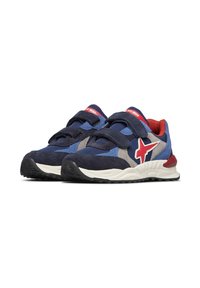 Scarpe sportive blu e grigie realizzate in materiali scamosciati e in rete, dotate di fasce in velcro, dettagli rossi e una suola bianca imbottita.