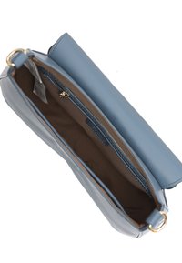 Borsa a mano in pelle blu con una texture liscia e dettagli in metallo dorato. Design con apertura superiore che svela un interno spazioso foderato in tessuto marrone.