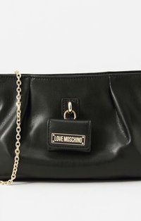 Svart skinnveske med gullfarget kjede som skulderstropp, plissédesign og en liten avtakbar lomme med "Love Moschino"-logo.