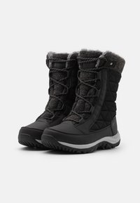 Schwarze isolierte Stiefel mit einem gesteppte Design, einem Kragen aus Kunstfell und einer Schnürung. Sie verf�ügen über eine strapazierfähige Gummisohle mit Traktionsmustern.