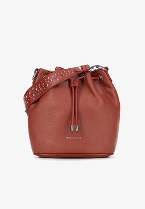 Borsa a secchiello rossa in pelle con superficie testurizzata, tracolla regolabile con borchie e chiusura a coulisse. Presenta dettagli metallici e logo.