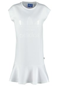 Vit atletisk klänning med korta ärmar, tillverkad av ett mjukt material. Har en glänsande Adidas-logotyp och en volangnedre kant.