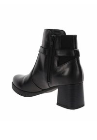 Stivale alla caviglia in pelle nera con finitura liscia, zip laterale, dettagli elastici e tacco largo. Presenta una punta arrotondata e una suola strutturata.