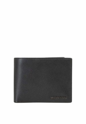 Portafoglio in pelle nera testurizzata con logo Valentino impresso nell'angolo in basso a destra, piegato e chiuso su uno sfondo bianco.