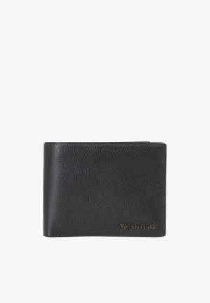 Portafoglio in pelle nera testurizzata con logo Valentino impresso nell'angolo in basso a destra, piegato e chiuso su uno sfondo bianco.