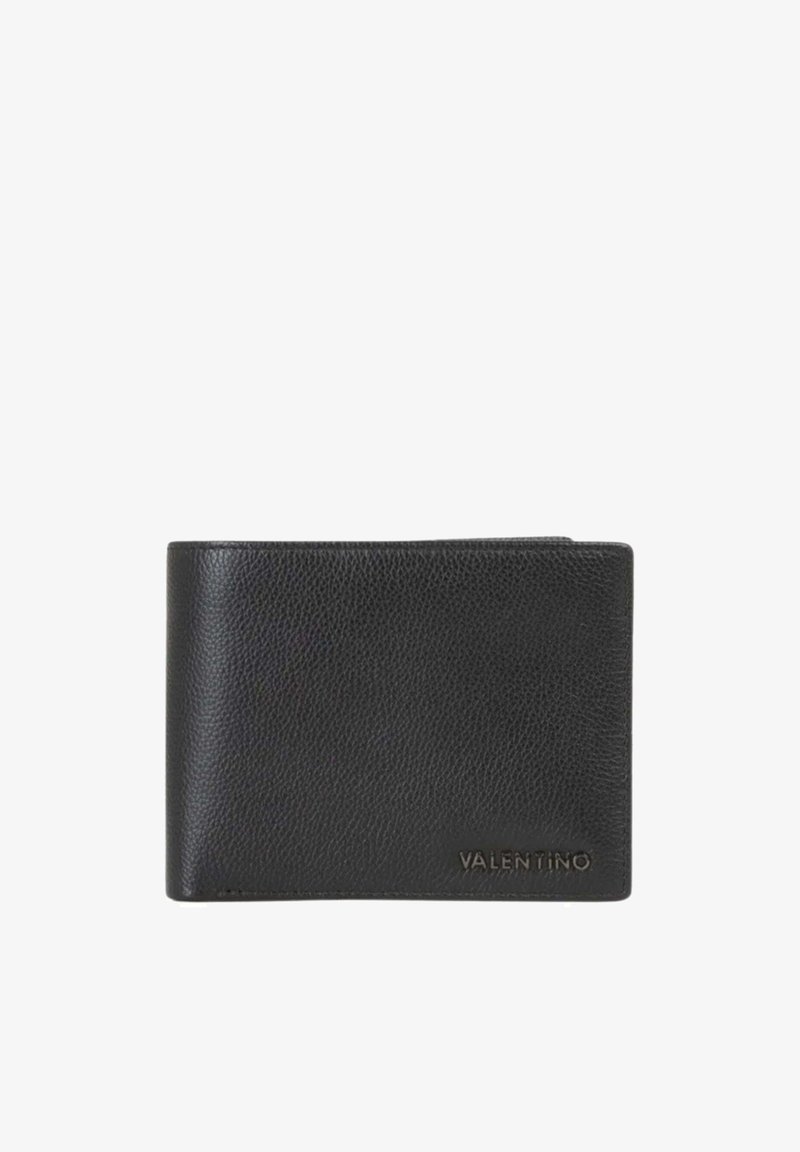Portefeuille en cuir noir texturé avec le logo Valentino embossé dans le coin inférieur droit, plié et fermé sur un fond blanc.