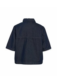 Temno modra denim jakna s kratkimi rokavi, ovratnikom in čipkastim robom na koncih rokavov. Ima zadnjo yoke in sproščen, ohlapen kroj.