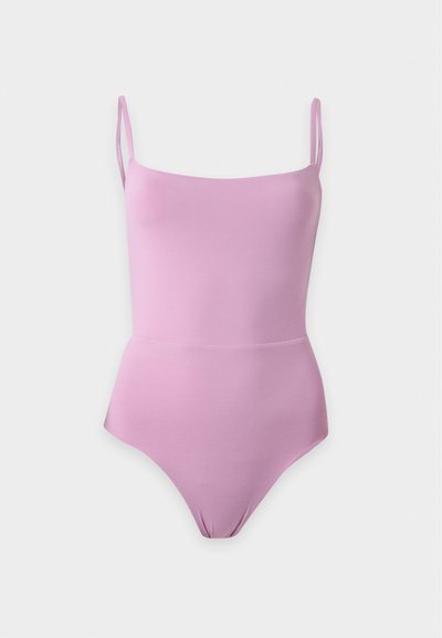 Maillot de bain une pièce violet clair avec fines bretelles et encolure droite sur fond blanc uni.