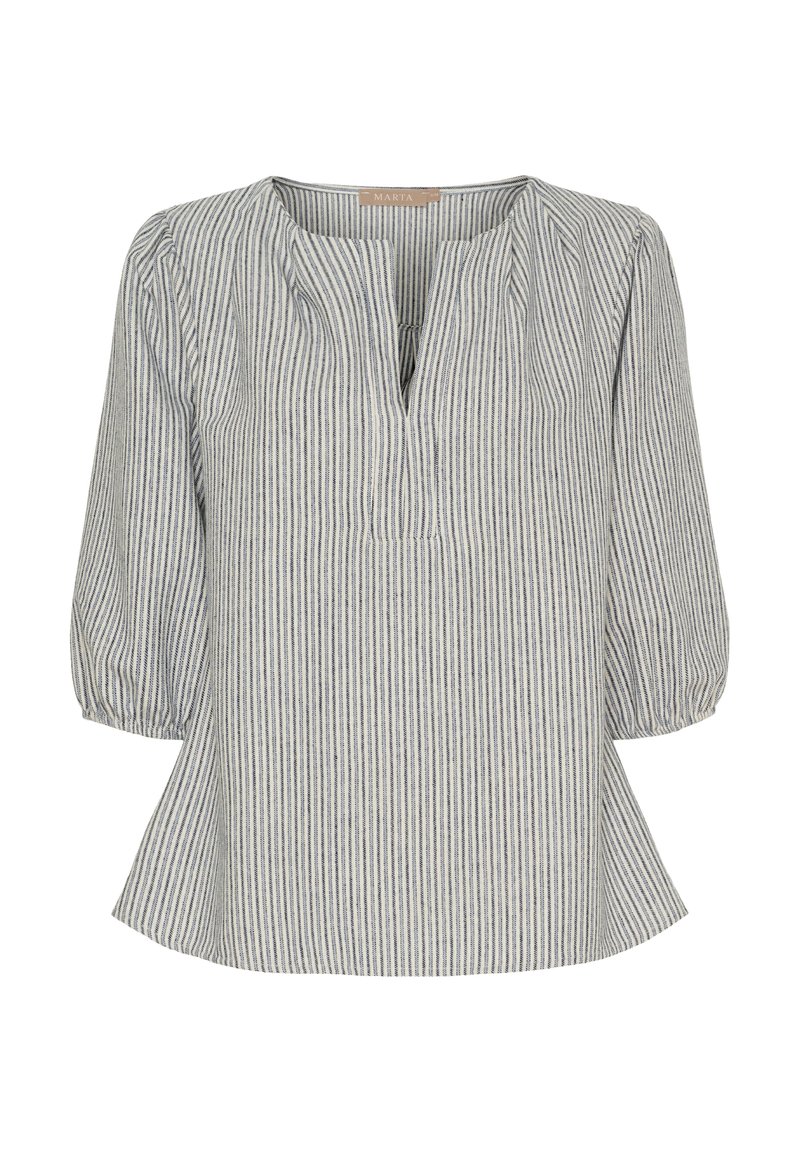 Stribet bluse med trekvart pufærmer, V-hals og afslappet pasform. Materialet har et let, tekstureret stof i blå og hvid.