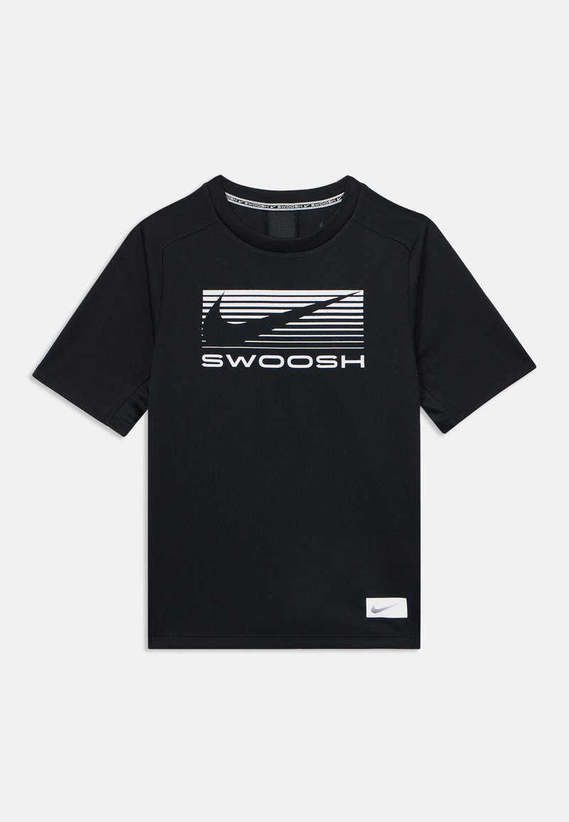 Juodas trumpas rankovės marškinėliai pagaminti iš lengvos medžiagos, su baltu "Swoosh" grafiniu dizainu su horizontaliomis juostelėmis ir mažu logotipo žymekliu.