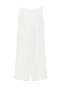 Pantalons larges blancs en tissu texturé, dotés de plis à l'avant et de poches latérales. Conçus avec une taille haute et une silhouette fluide.