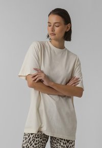 OH APRIL Pamata T-krekls - sand
