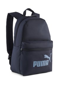 Marinblå ryggsäck gjord av hållbart tyg, med en framficka med dragkedja, justerbara remmar och en tryckt Puma-logotyp i ljusblått.