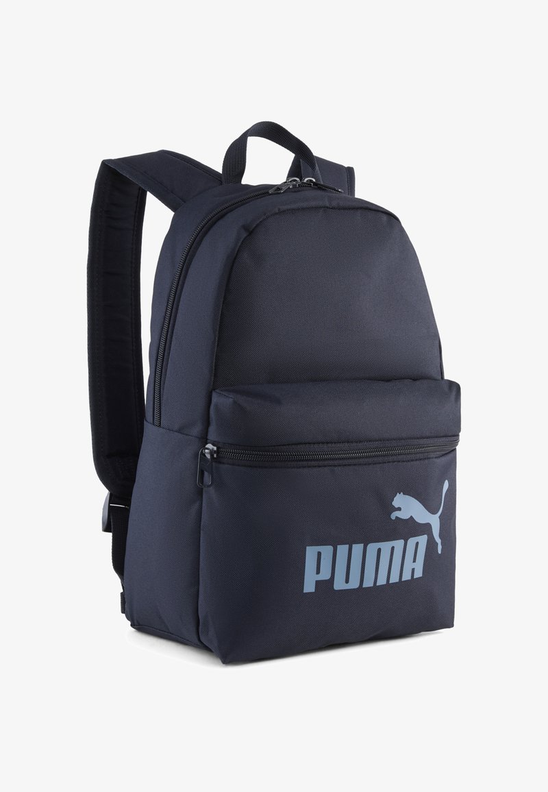 Zaino blu navy realizzato in tessuto resistente, dotato di una tasca frontale con zip, spallacci regolabili e un logo Puma stampato in azzurro.