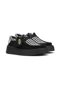 Crne cipele s jastučićem na platformi, s uzorkom houndstooth na gornjem dijelu, crnim nubuk detaljima i crnim vezicama.