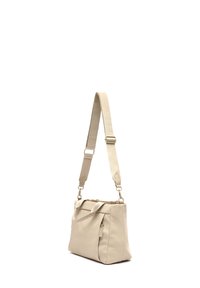 Beige handväska med en mjuk textur, rektangulär form, justerbar rem och framficka med dragkedja. Utformad med minimalistiska hårdvaruaccenter.