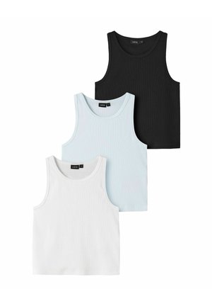 Zestaw trzech prążkowanych podkoszulków w kolorach czarnym, jasnoniebieskim i białym, ułożonych na białym tle nałożonych na siebie.