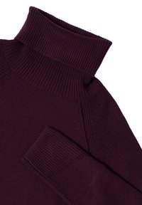 Maglione girocollo bordeaux con colletto a costine, tessuto testurizzato e maniche lunghe con polsini a costine. Materiale morbido e caldo.