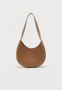 Καφέ δερμάτινη τσάντα ώμου σε σχήμα ημισελήνου με φαρδιά λουρίδα και υφή από μικρές κόκκους, εμφανίζεται σε απλό ανοιχτόφωτο φόντο.