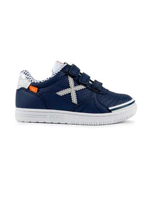 Zapatillas deportivas azul marino con una textura perforada, detalles en gris y tres tiras de Velcro; suela blanca con diseño estampado; logo de la marca visible.