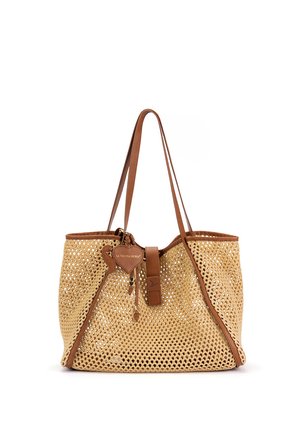 Bolso tote de paja tejida con detalles de cuero marrón, dos asas largas y una pequeña etiqueta de cuero colgando cerca de la parte superior central.