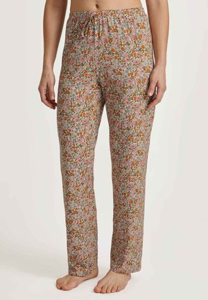 Bloemige katoenen pyjamabroek met een trekkoord in de taille; voorzien van een herhalend patroon van roze en oranje bloemen op een beige achtergrond.