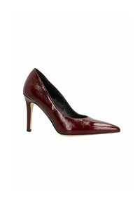 Bordeaux lakleren high-heel schoen met een spitse neus en een slanke stilettohak. Zwarte binnenkant en gestructureerd oppervlak.