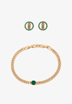 Kultainen ketjurannekoru, jossa on keskellä vihreä kivi, yhdistettynä kultakorvakoruihin, joissa on vihreitä kiviä ja pieni uskonnollinen hahmo ympäröitynä.