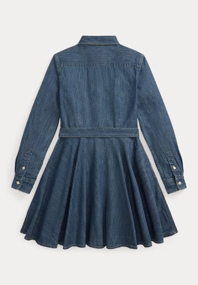 Denimkjole med lange ermer, knappedetaljer ved ermene, figursydd overdel og utsvingt skjørt. Har krage og knytet midje i matchende stoff.