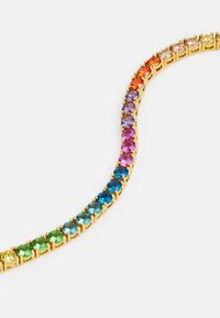Bracciale in tonalità oro con una fila curva di pietre preziose multicolori, comprese rosso, arancione, giallo, verde, blu e viola, incastonate in griffe metalliche.