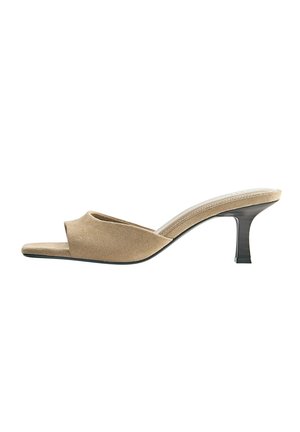 Beige suède muil met open neus, korte zwarte kittenhak en een open achterkant, weergegeven vanaf de zijkant op een witte achtergrond.