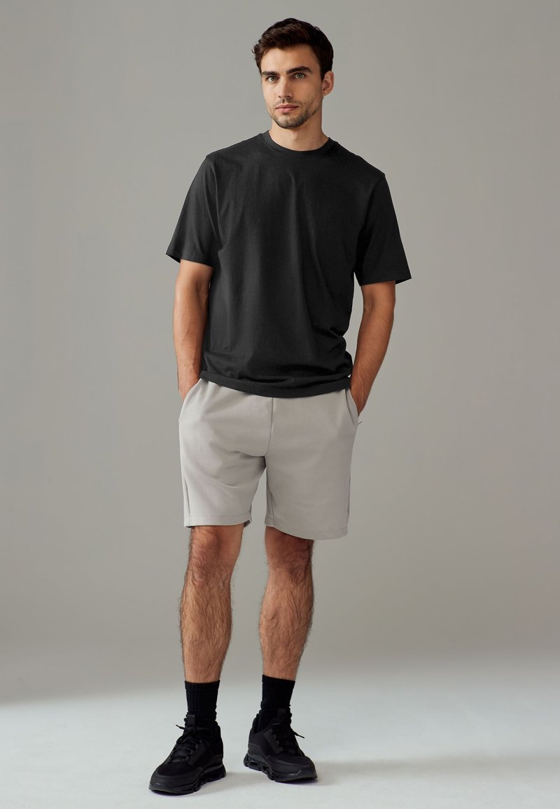 NEXT Hombres Camiseta Básica Con Cuello De Pico Y Corte Estándar
