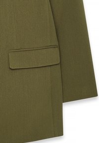 Manica di un blazer in tessuto verde oliva con tasca a soffietto e cuciture visibili su sfondo bianco.