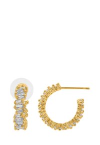 Pendientes de aro dorados con un diseño curvado, acentuados con piedras transparentes y un pequeño clavo con un respaldo transparente.