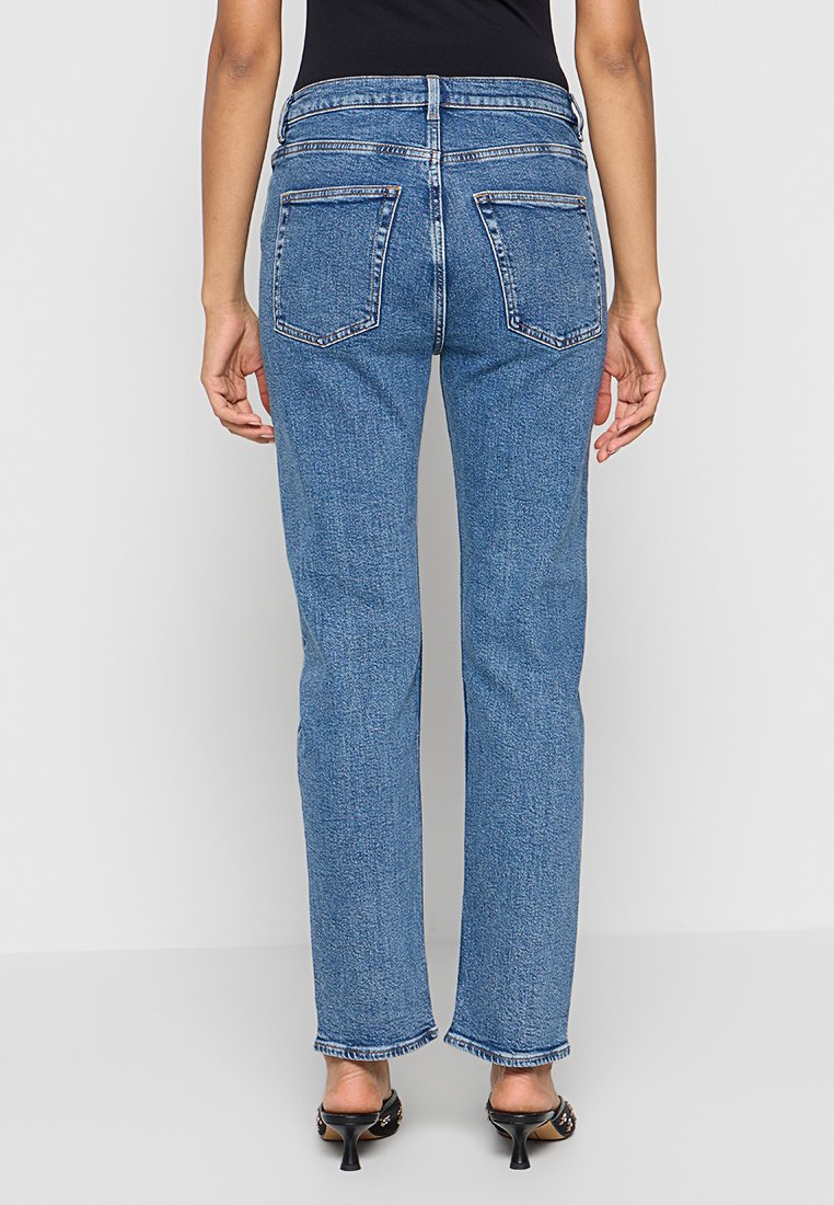 Dunkelblaue gerade geschnittene Jeans mit einer ausgewaschenen Optik, ausgestattet mit zwei Gesäßtaschen und einem sauberen Saum, aus Denim-Stoff gefertigt.