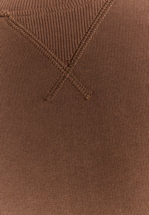 Brązowa tkanina o prążkowanej fakturze, z przeszyciami w kształcie krzyżyków. Gładki i elastyczny materiał. Brak wyraźnych wzorów lub akcentów.