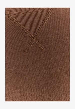 Brązowa tkanina o prążkowanej fakturze, z przeszyciami w kształcie krzyżyków. Gładki i elastyczny materiał. Brak wyraźnych wzorów lub akcentów.