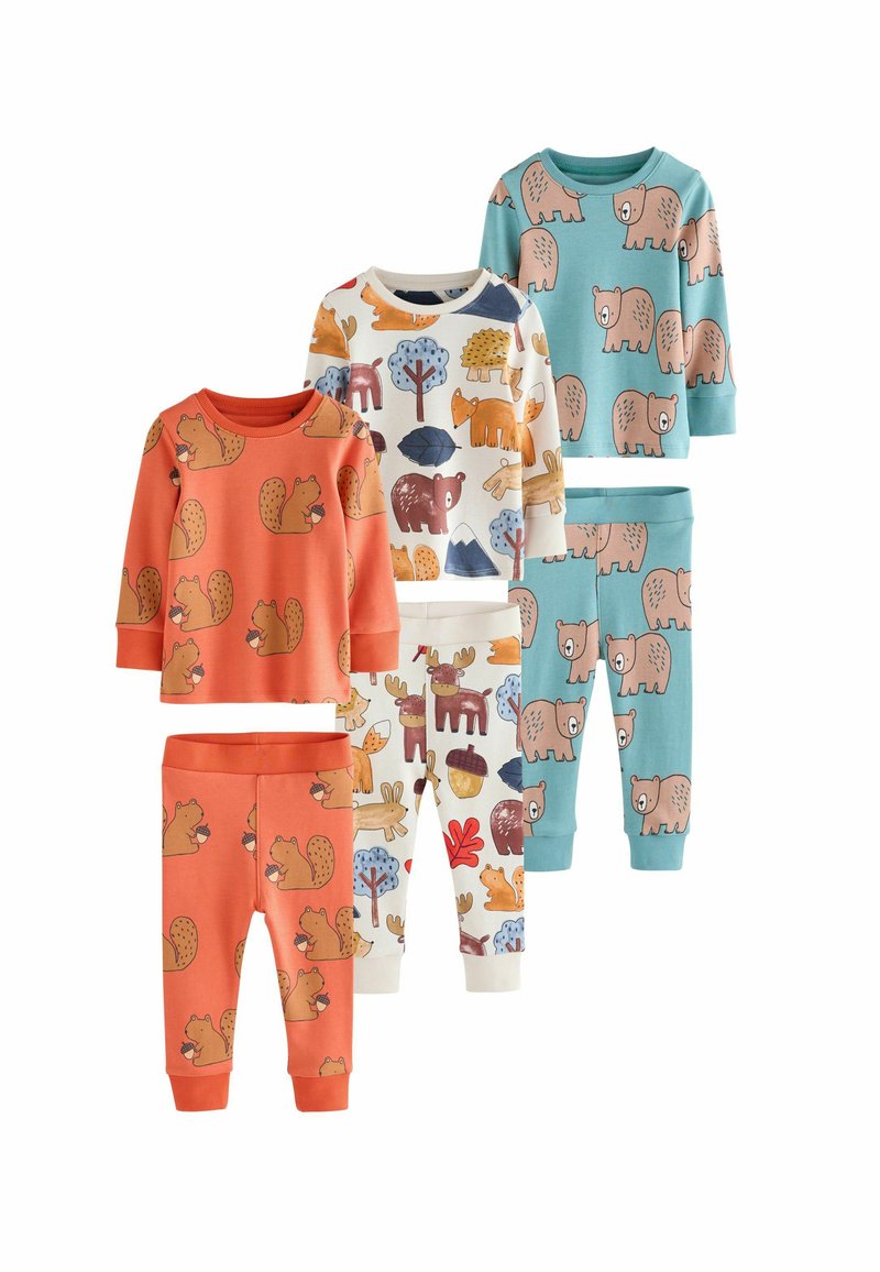 Fire sæt børnepyjamaser: orange med egern, cremefarvet med skovdyr, beige med bjørne og blå med bjørne; lavet af bomuld.